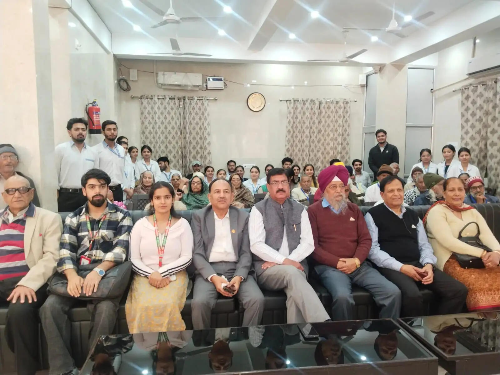 वृद्ध आश्रम अम्फल्ला में प्रस्तुत किया सांस्कृतिक कार्यक्रम