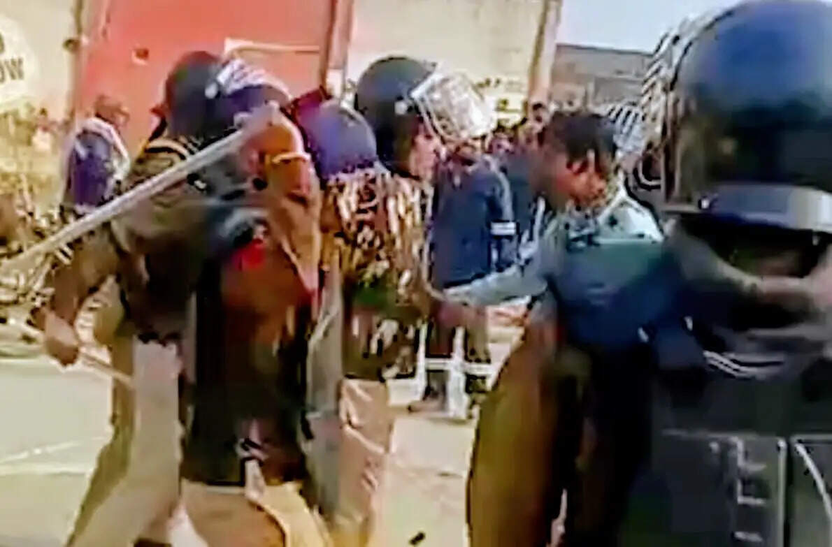 पानीयत: रिफाइनरी में दूसरे दिन भी पुलिस और श्रमिको के बीच लाठीचार्च व पथराव