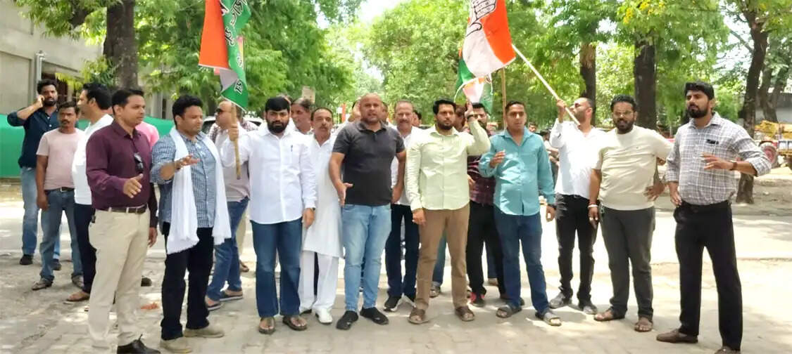 स्मार्ट मीटर लगाए जाने के विरोध में कांग्रेस ने किया निगम व विद्युत कार्यालय का घेराव
