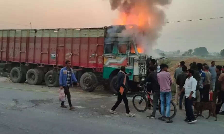 वाराणसी–शक्तिनगर स्टेट हाइवे पर खड़ी ट्रक में लगी आग, केबिन जलकर खाक