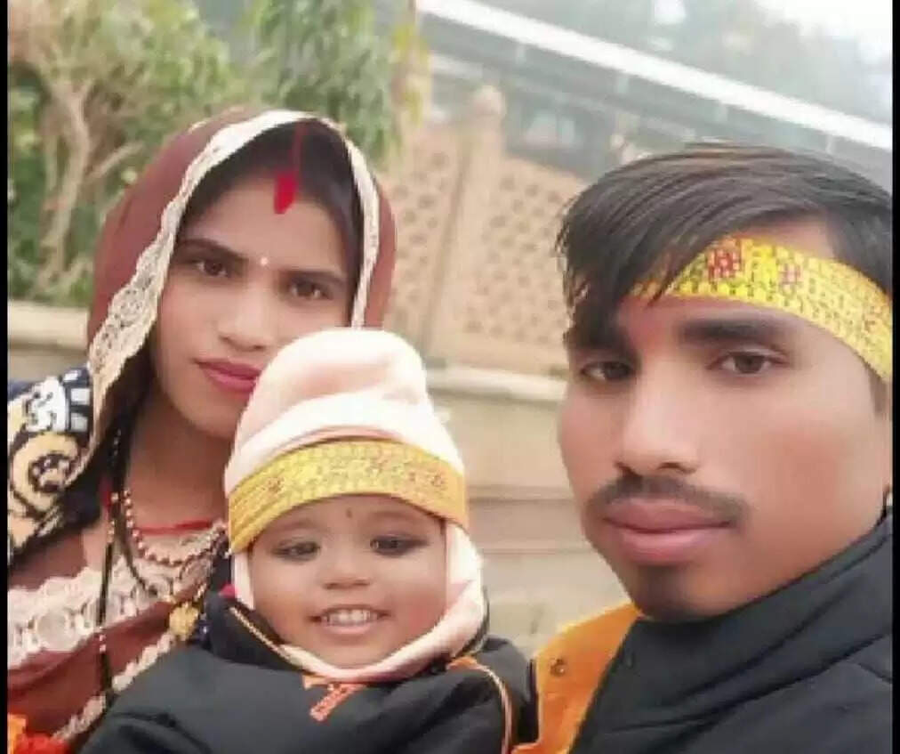 दमोह : फांसी के फंदे पर लटके मिले पति,पत्नि और बच्ची का शव