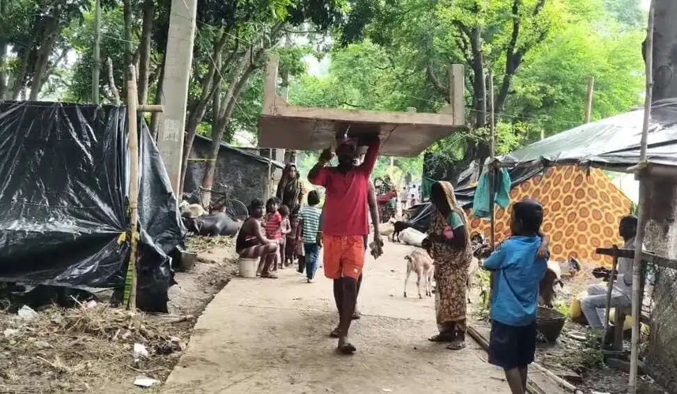 भागलपुर में गंगा का रौद्र रूप: आशियाने बहे, अब दाने-दाने को तरस रहे बाढ़ पीड़ित