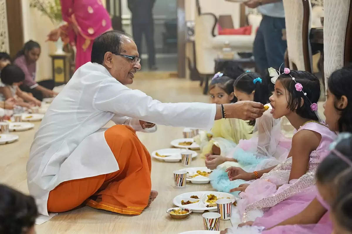 केन्द्रीय मंत्री शिवराज ने निवास पर कराया कन्या भोजन, बच्चियाें काे अपने हाथाें से खाना खिलाया