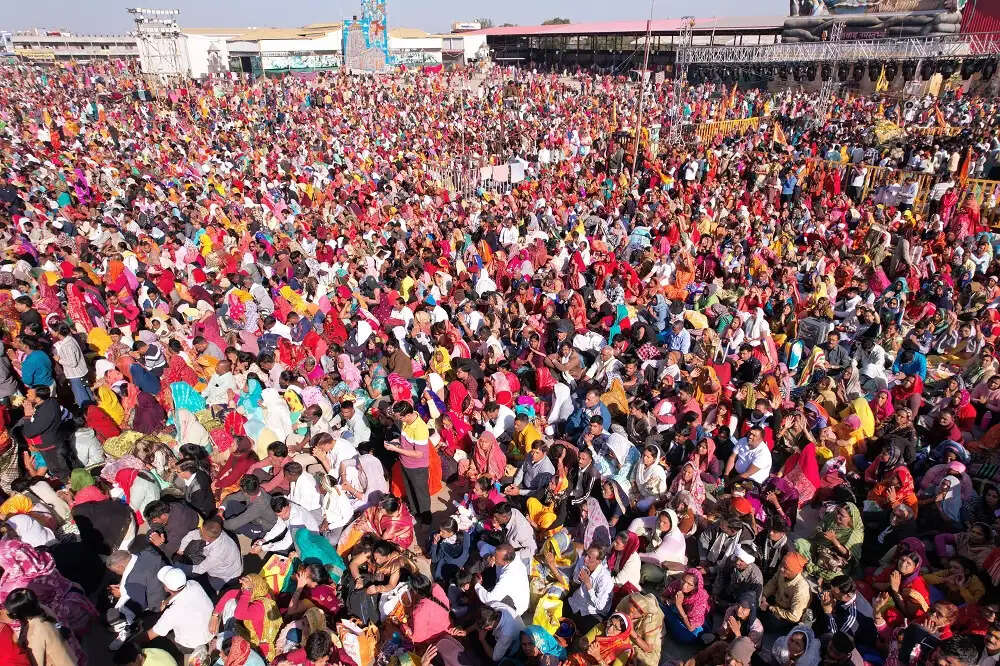 रुद्राक्ष महोत्सवः फुलेरा दूज पर पांच क्विंटल फूलों से हुआ मंदिर परिसर में श्रृंगार, कथास्थल सहित डोम-पंडाल पड़े छोटे