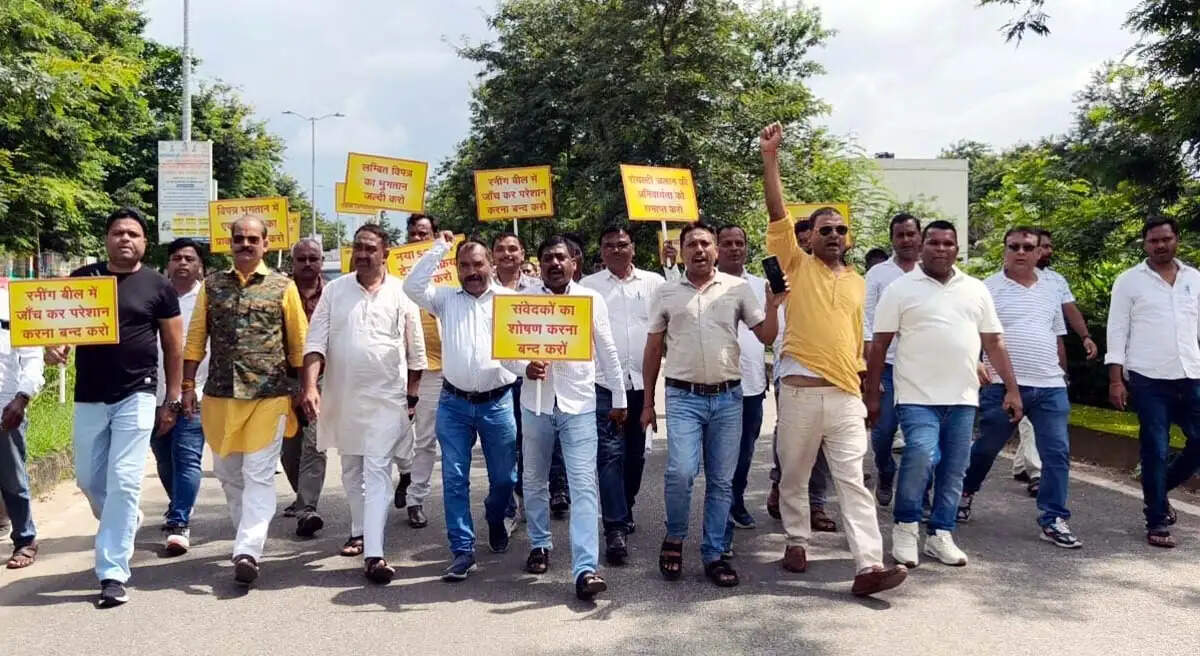 खनिज संकट को लेकर संवेदकों ने समाहरणालय के समक्ष किया प्रदर्शन
