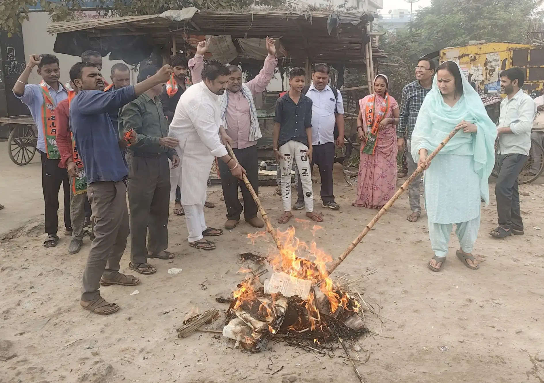 झज्जर : नीतीश की टिप्पणी से नाराज महिला मोर्चा ने फूंका पुतला