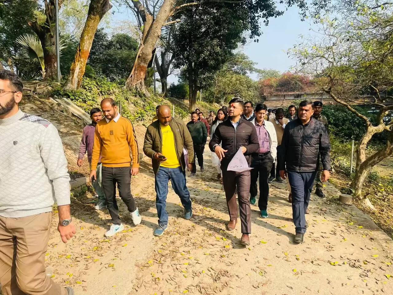 जिलाधिकारी अंशुल कुमार ने किया क्षेत्र भ्रमण, विकास कार्यों की प्रगति का लिया जायजा