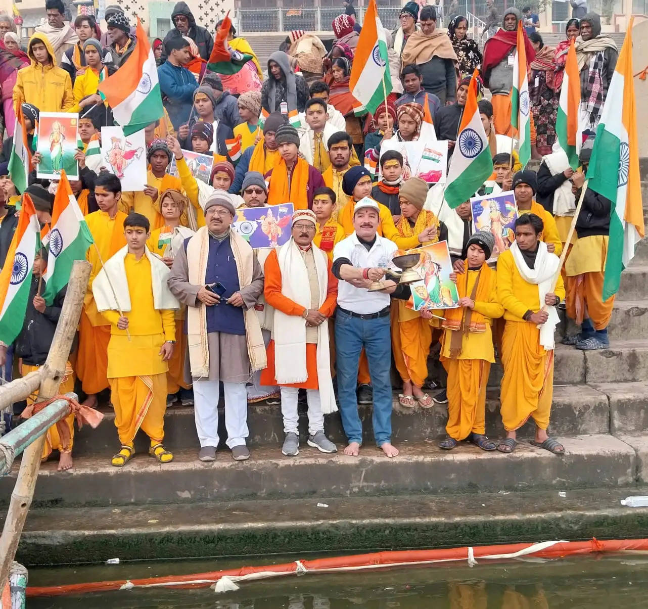 वाराणसी : गंगा किनारे फहराया तिरंगा, बही देश प्रेम की गंगा