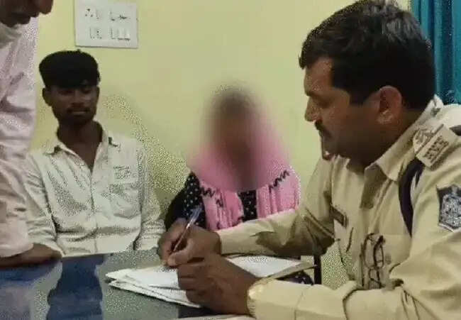 बुरहानपुरः जिस युवती की हत्या के आरोप में पिता-भाई जेल गए, वह जिंदा लौटी