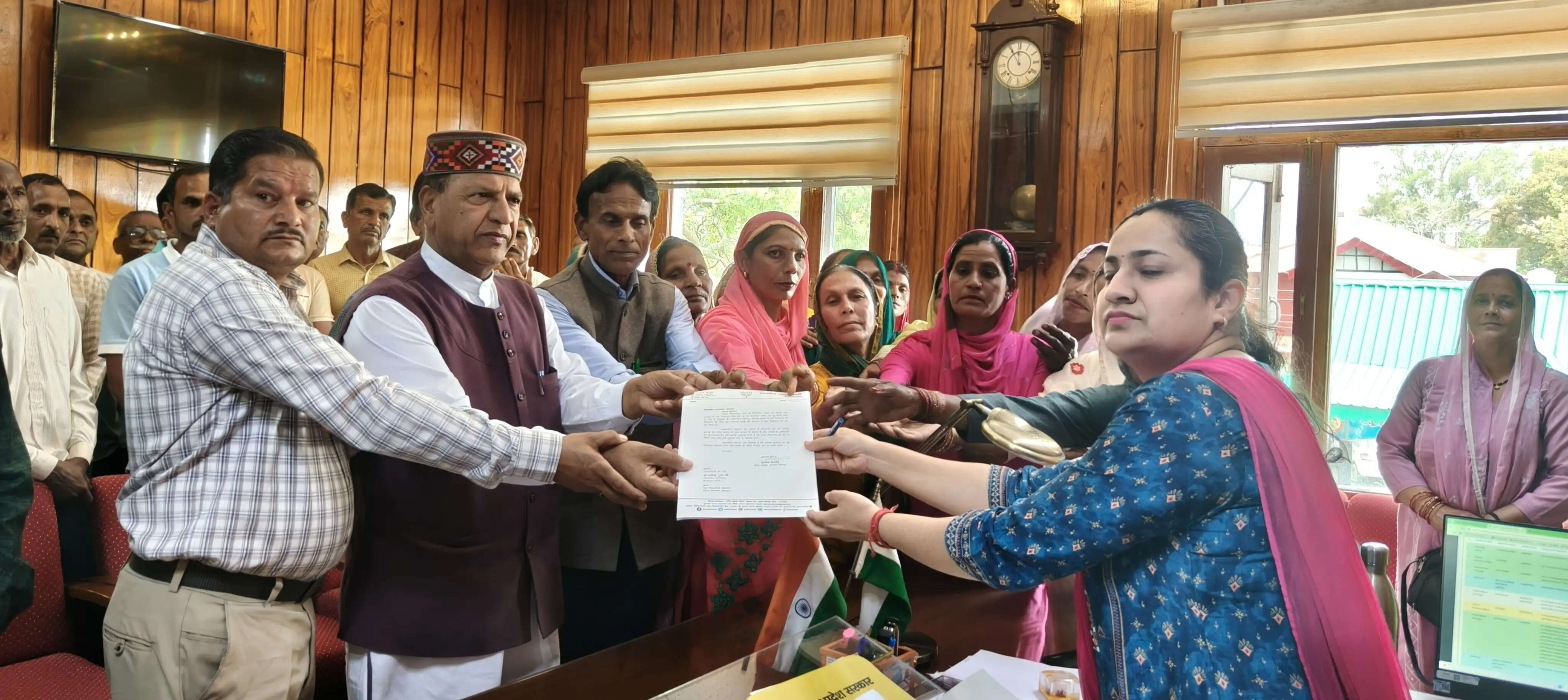 नाहन में सरकारी संस्थान बंद करने के विरोध में भाजपा का प्रदर्शन