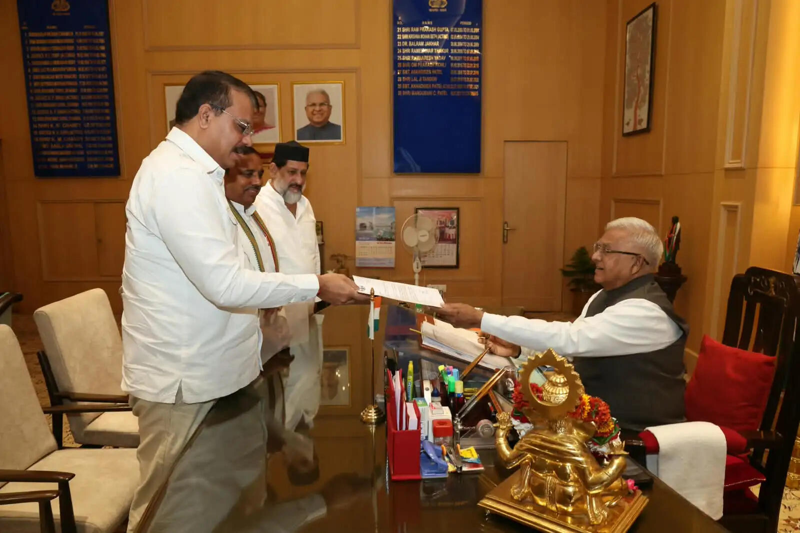 (अपडेट) मंत्री&nbsp;विजय शाह के खिलाफ कार्रवाई की मांग, राज्यपाल से मिले कांग्रेस विधायक