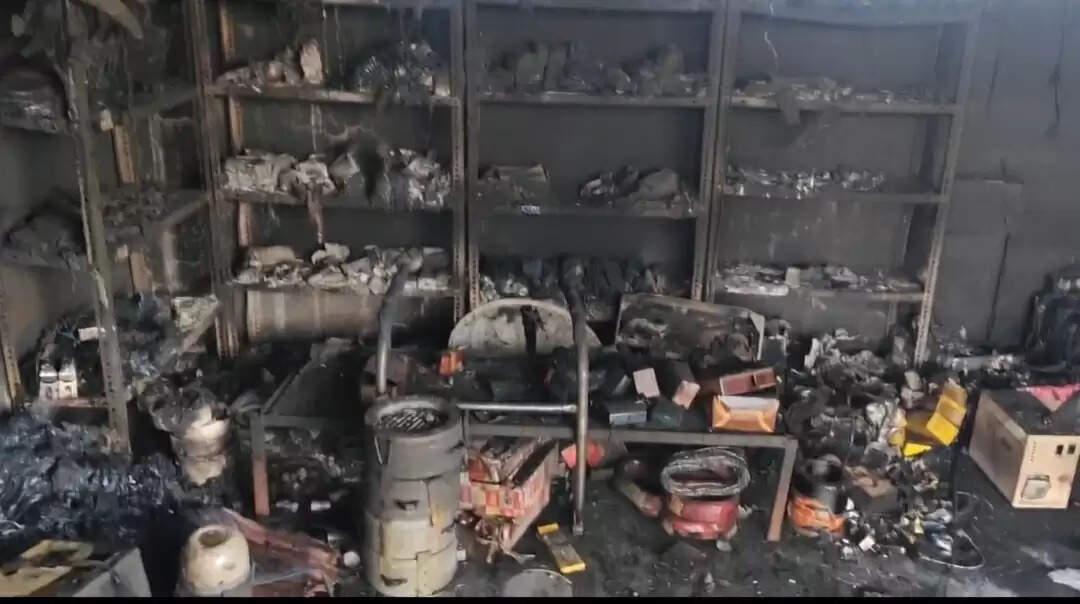 शार्ट सर्किट से इलेक्ट्रॉनिक दुकान में लगी आग से छह लाख का नुकसान