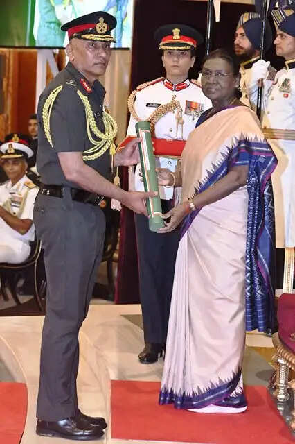 राष्ट्रपति ने रक्षा अलंकरण समारोह में 105 विशिष्ट सेवा पदक प्रदान किए, सात अधिकारियों को सर्वोत्तम युद्ध सेवा पदक से सम्मानित किया