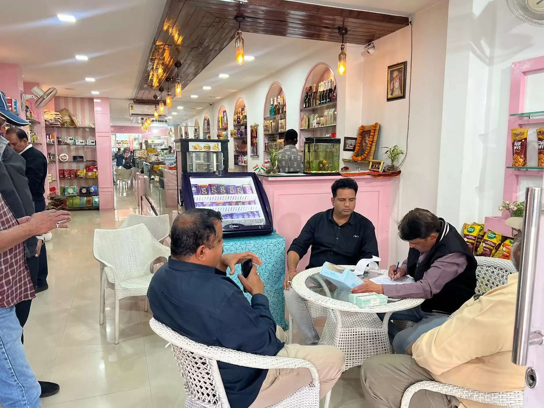 उज्जैनः केक एंड क्राफ्ट्स बेकरी पर खाद्य विभाग की कार्रवाई