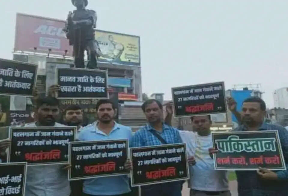 पत्रकारों ने पहलगाम हमले के मृतकों को दी श्रद्धांजलि