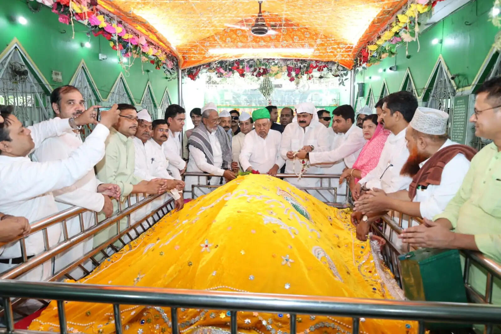 वार्षिक उर्स में नीतीश कुमार&nbsp;ने मजार पर की चादरपोशी