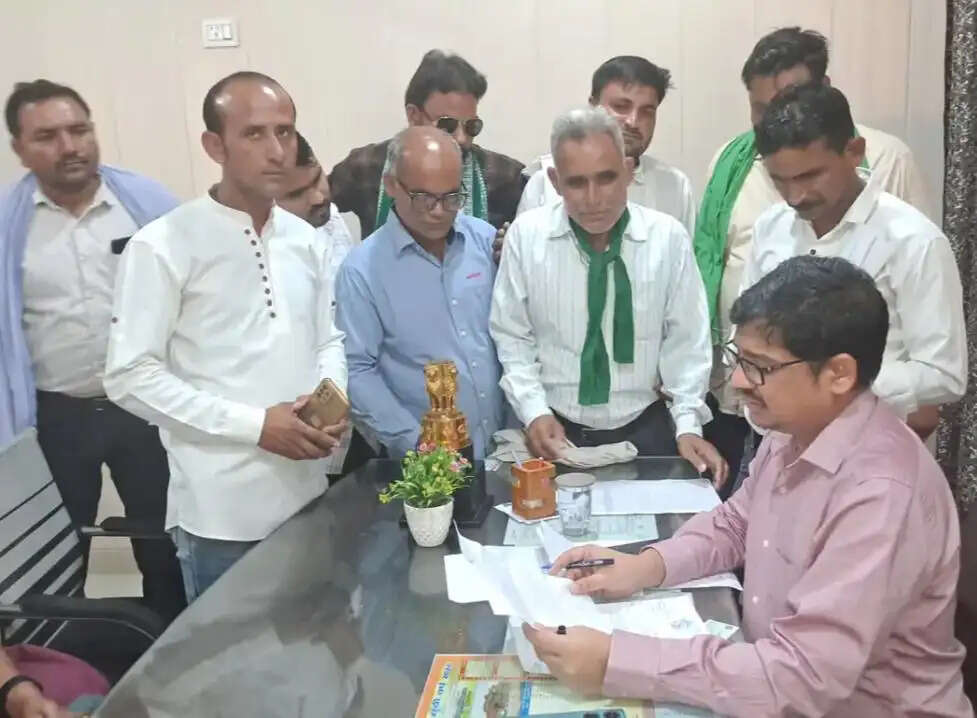 किसान नेताओं ने एसडीएम को सौंपा ज्ञापन, जेवर एयरपोर्ट से 50 किमी दूरी तक टोल टैक्स माफ करने की मांग