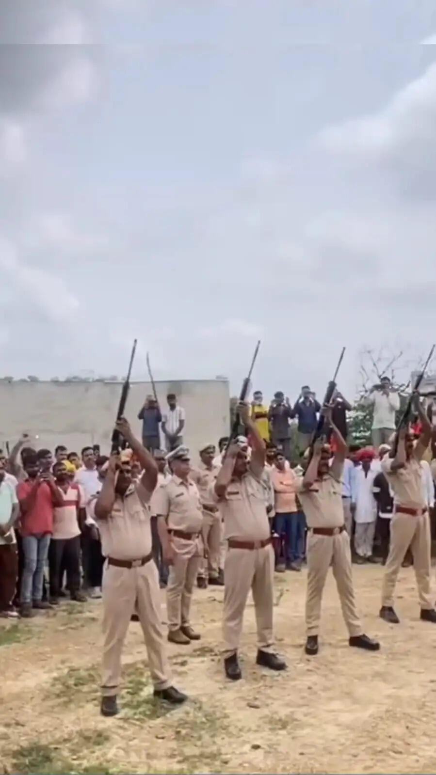 पुलिस लाइन में गूंजी अंतिम सलामी, थाना प्रभारी को पुष्पचक्र अर्पित कर दी श्रद्धांजलि
