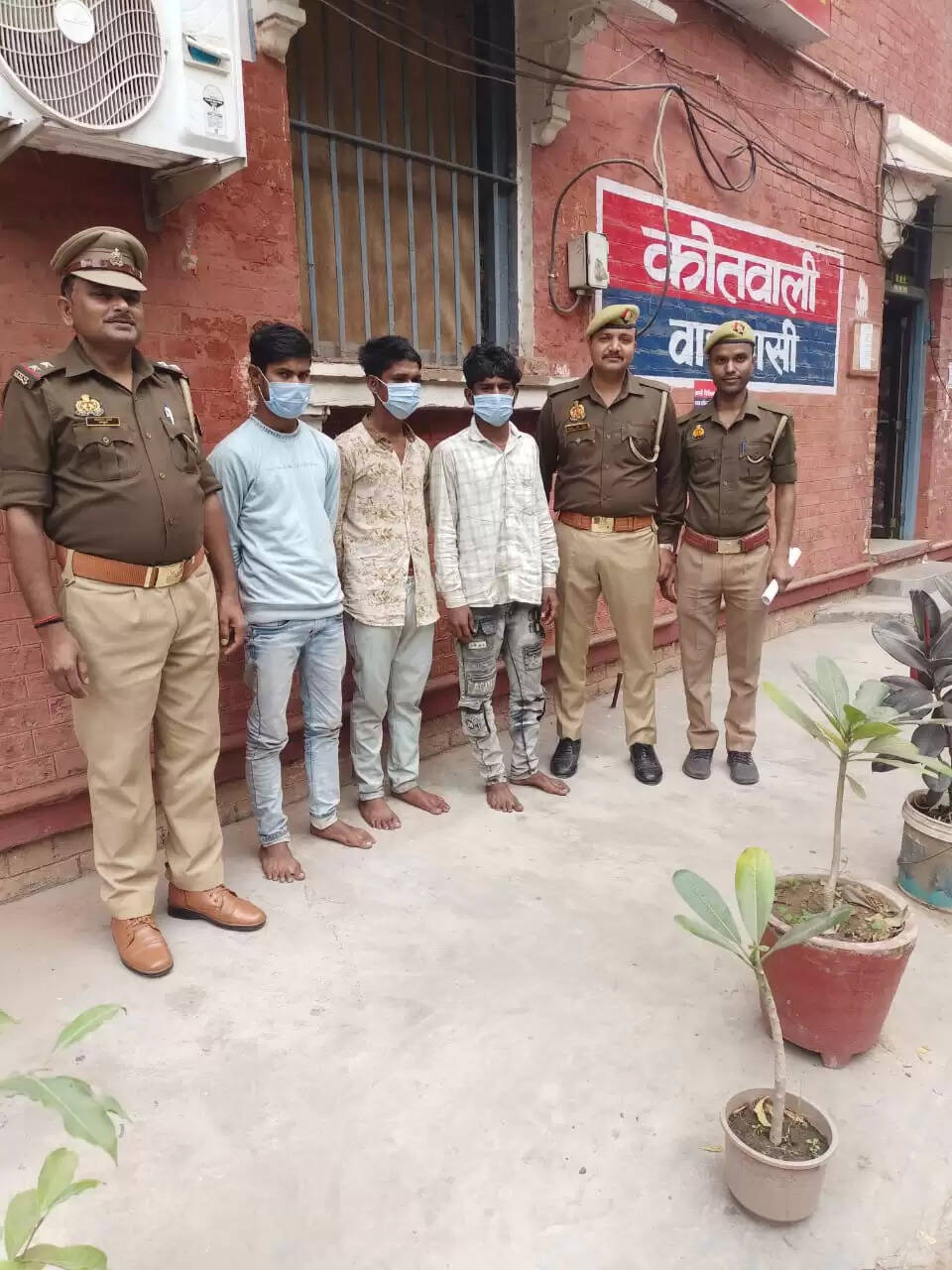 विश्वनाथ मंदिर में दर्शन करने आए श्रद्धालुओं का मोबाइल चुराने वाले तीन चोर गिरफ्तार