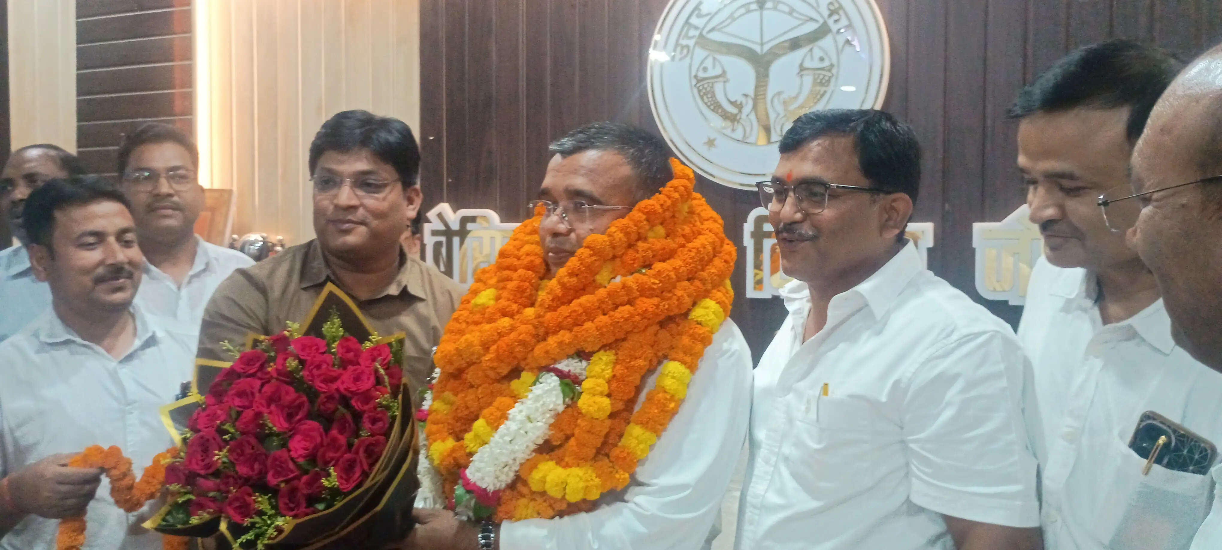 चार वर्ष 10 माह बाद जौनपुर से ट्रांसफर हुए बीएसए डॉ. गोरखनाथ पटेल, विदाई समाराेह में बाेले- यहां मिला प्यार जीवनभर नहीं भूलूंगा