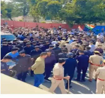 रितु बराला मामले में जयपुर पुलिस कमिश्नरेट पर कांग्रेस का धरना जारी, बाहर प्रदर्शन के दौरान धक्का-मुक्की
