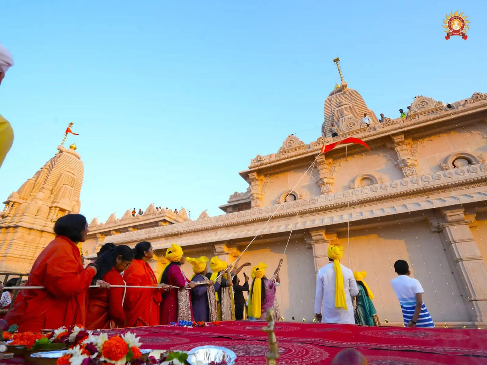 (अपडेट) रामजन्मभूमि में साध्वी ऋतंभरा ने किया मां भगवती मंदिर के शिखर पर ध्वजारोहण