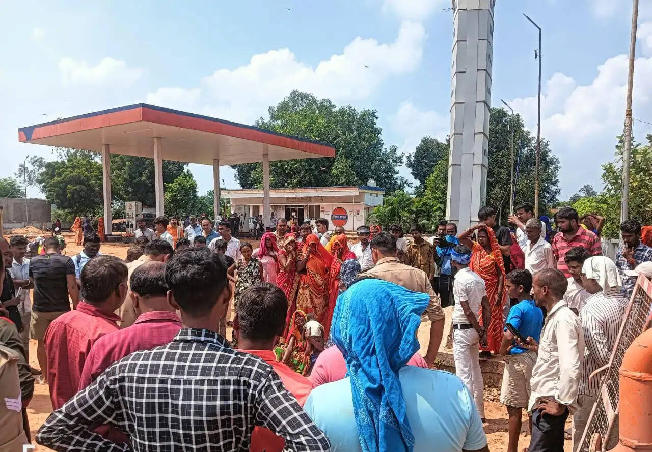 बल्कर की चपेट में आने से बाइक सवार महिला की मौत, पति गंभीर