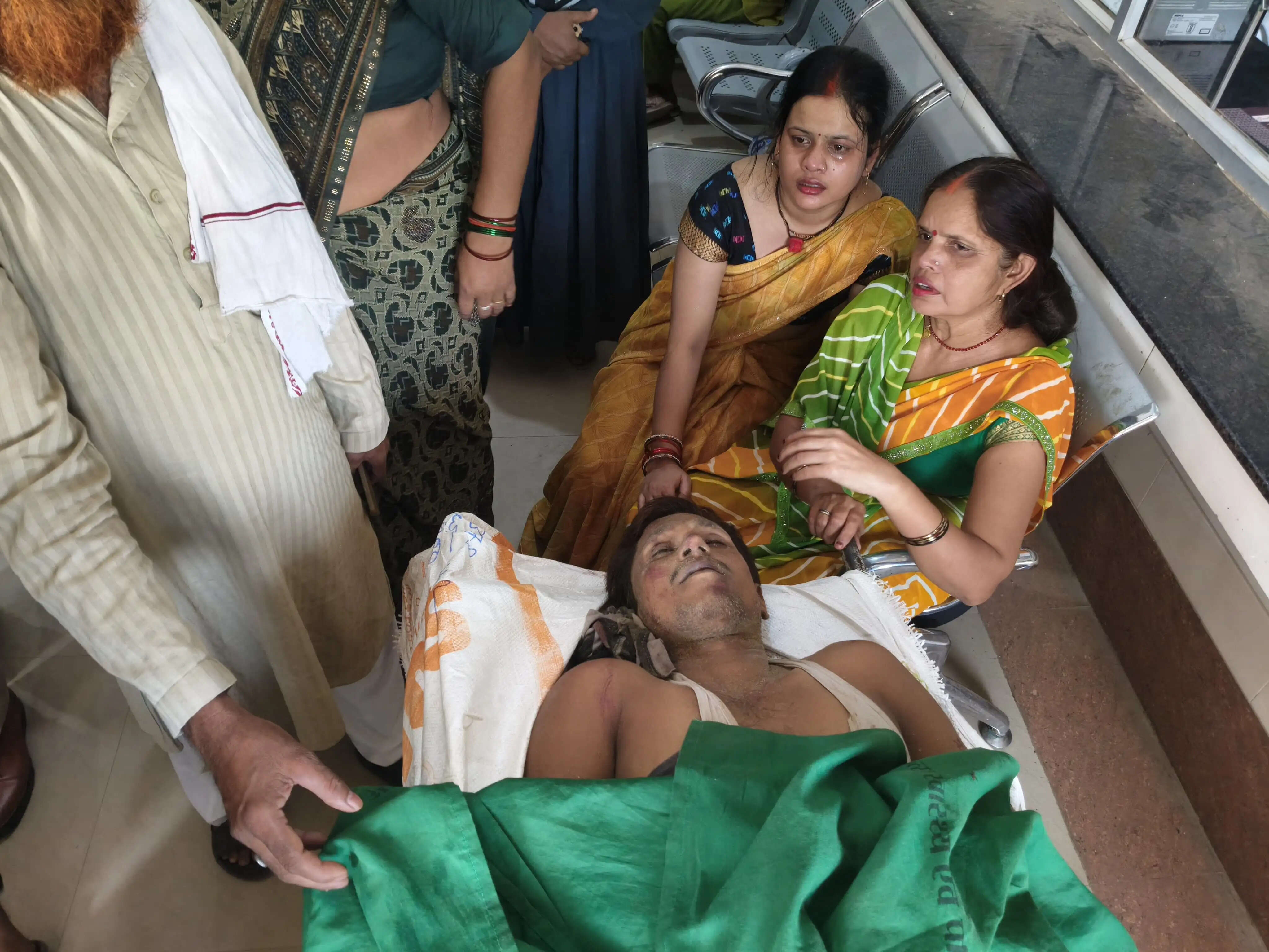 अमेठी : शालीमार फैक्ट्री में मिक्सर मशीन की चपेट में आने से मजदूर की मौत, दूसरा गंभीर रूप से घायल