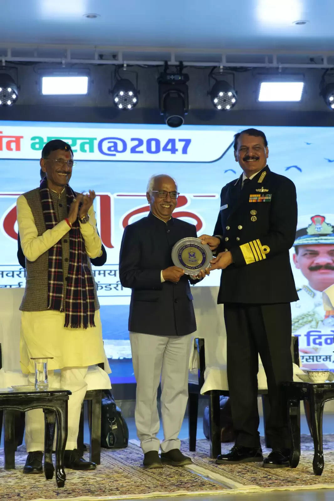 टेंडर हार्ट स्कूल में विद्यार्थियों से रूबरू हुए नौसेना प्रमुख, बोले- खुश रहें, जीवन हो जाएगा आसान