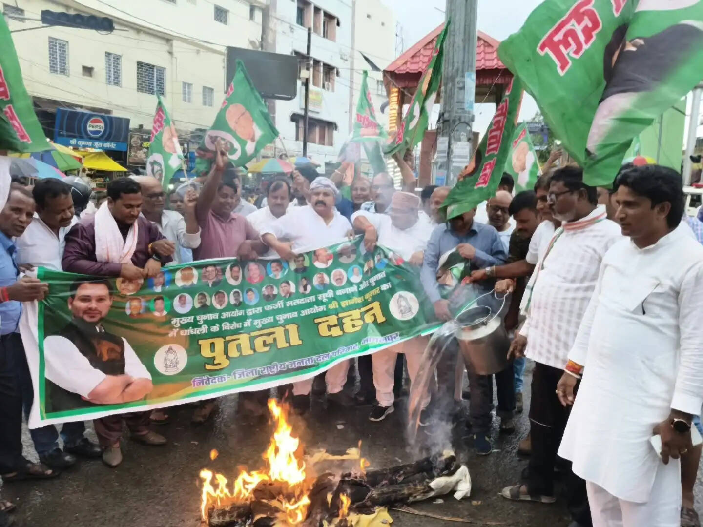 भागलपुर में राजद ने मुख्य चुनाव आयुक्त का पुतला फूंका, राजद्रोह का मुकदमा चलाने की मांग
