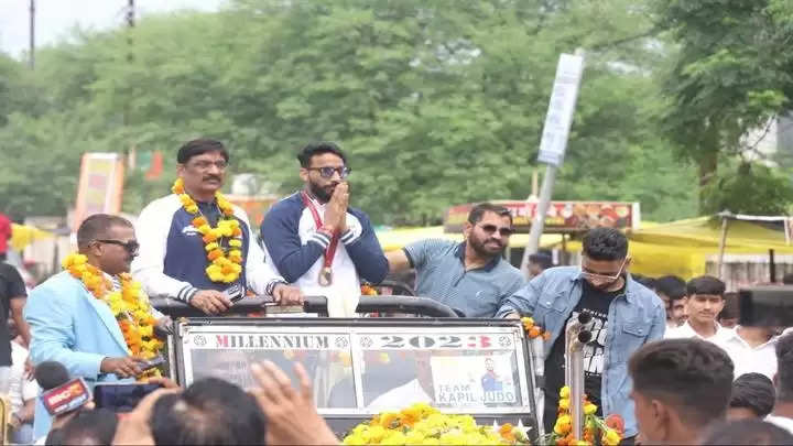 पैरालंपिक में कांस्य पदक जीतने के बाद सीहोर पहुंचने पर कपिल परमार का हुआ भव्य स्वागत