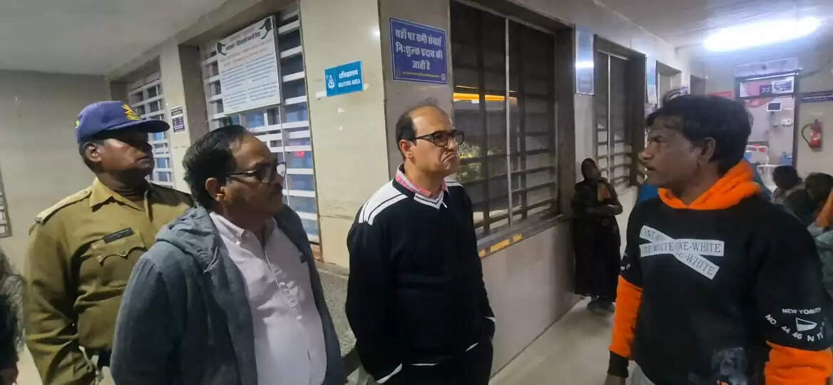 दमोह : अरंडी के बीज खाने से 12 से अधिक बच्‍चों की हालत खराब, जिला चिकित्सालय में भर्ती