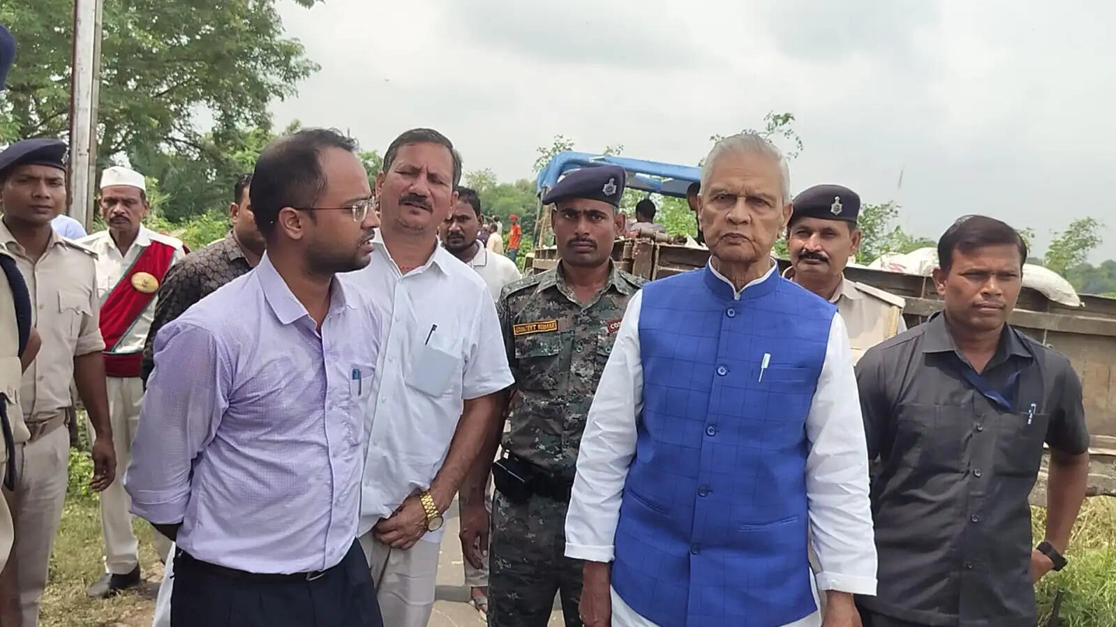 सारण में माही नदी टूटे तटबंध का उपमुख्यमंत्री विजेंद्र यादव ने किया निरीक्षण