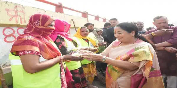 दिल्ली की मुख्यमंत्री रेखा गुप्ता ने मरघट वाले हनुमान मंदिर में की पूजा