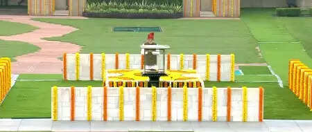 प्रधानमंत्री ने 80वें स्वतंत्रता दिवस पर राजघाट पहुंचकर महात्मा गांधी को दी श्रद्धांजलि