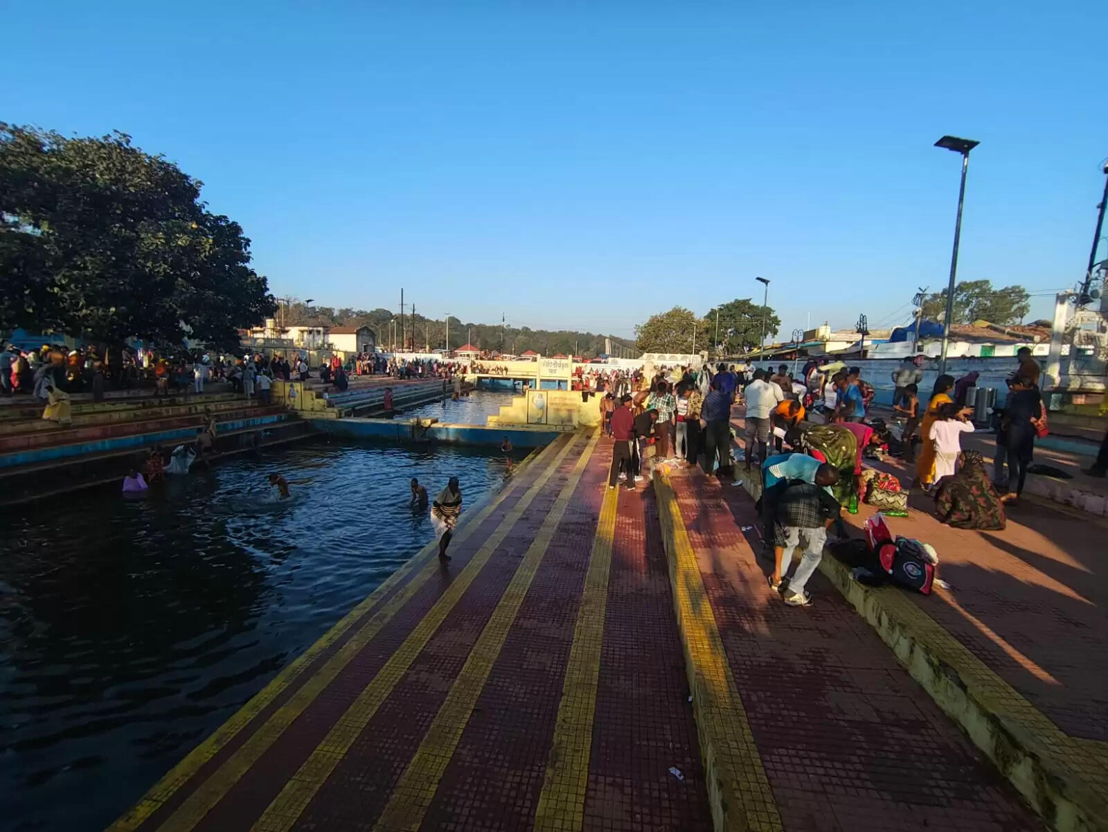 सूर्यदेव हुए उत्तरायण: दो दिन तक मनेगा संक्रांति उत्सव, हजारों श्रद्धालुओं ने नर्मदा में लगाई डुबकी