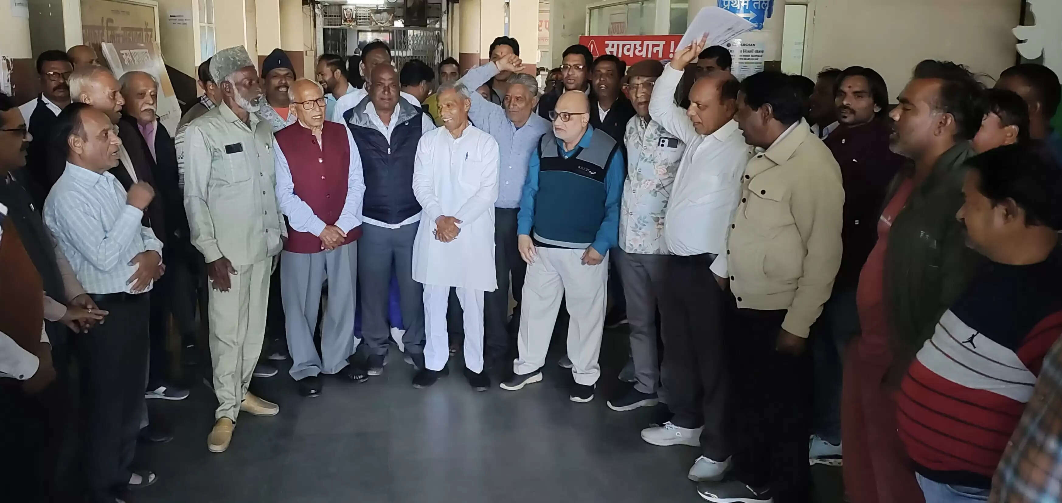 उज्जैनः नगर निगमकर्मचारियों ने निगम गेट पर जमकर की नारेबाजी