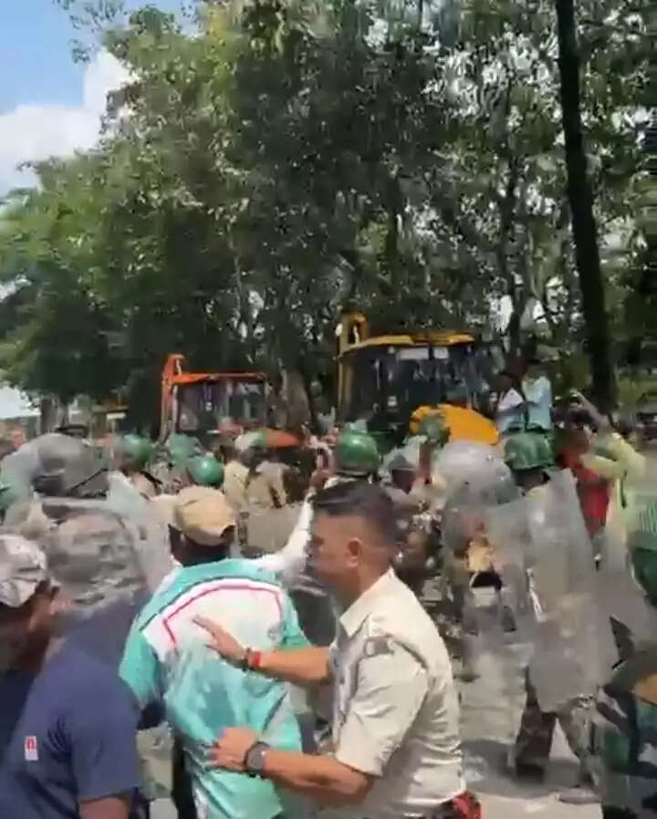 हरमू राेड में नगर निगम के अतिक्रमण हटाने पर भड़के लोग, पुनर्वास की मांग