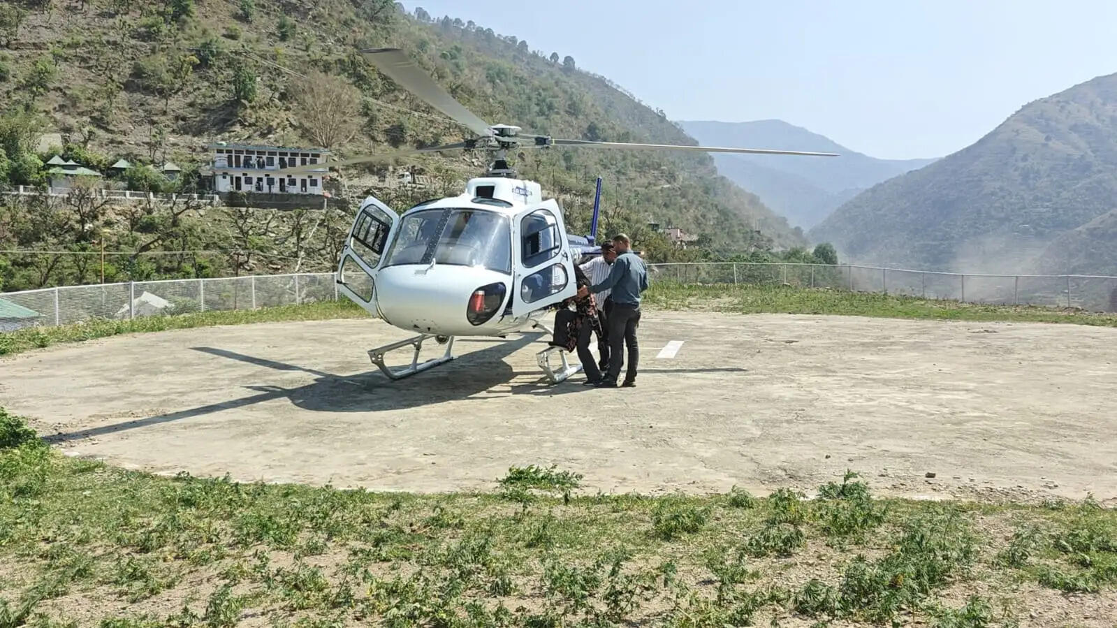 पहाड़ों के लिए हेली सेवा बनी संजीवनी नौगांव एओ रेफर