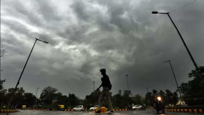 दिल्ली में अगले 24 घंटों में हल्की बारिश, बिहार, तेलंगाना में लू के आसार