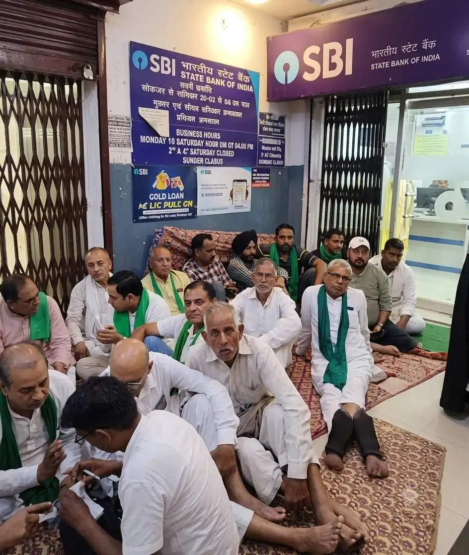 यमुनानगर:बैंक के बाहर धरने पर बैठे किसान,सैकड़ों उपभोक्ता हुए परेशान