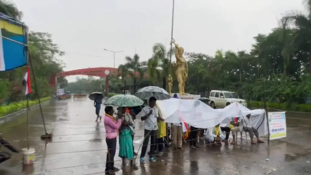 मॉडल ट्राइबल स्कूल के उन्नयन की मांग पर आंदोलन जारी, 8वें दिन भी विश्वविद्यालय का मुख्य द्वार जाम