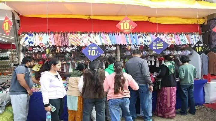 ग्वालियर व्यापार मेलाः “हर माल 10 रुपये में” जैसी दुकानों से होती है खुशियों की खरीदारी