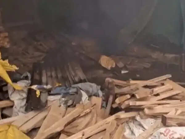 भोपाल में हमीदिया रोड पर फर्नीचर शोरूम और गोदाम में लगी भीषण आग, लाखों का सामान जलकर खाक