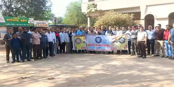 धमतरी : ट्रेड लाइसेंस अनिवार्यता के विरोध में धमतरी चेंबर आफ कामर्स का प्रदर्शन