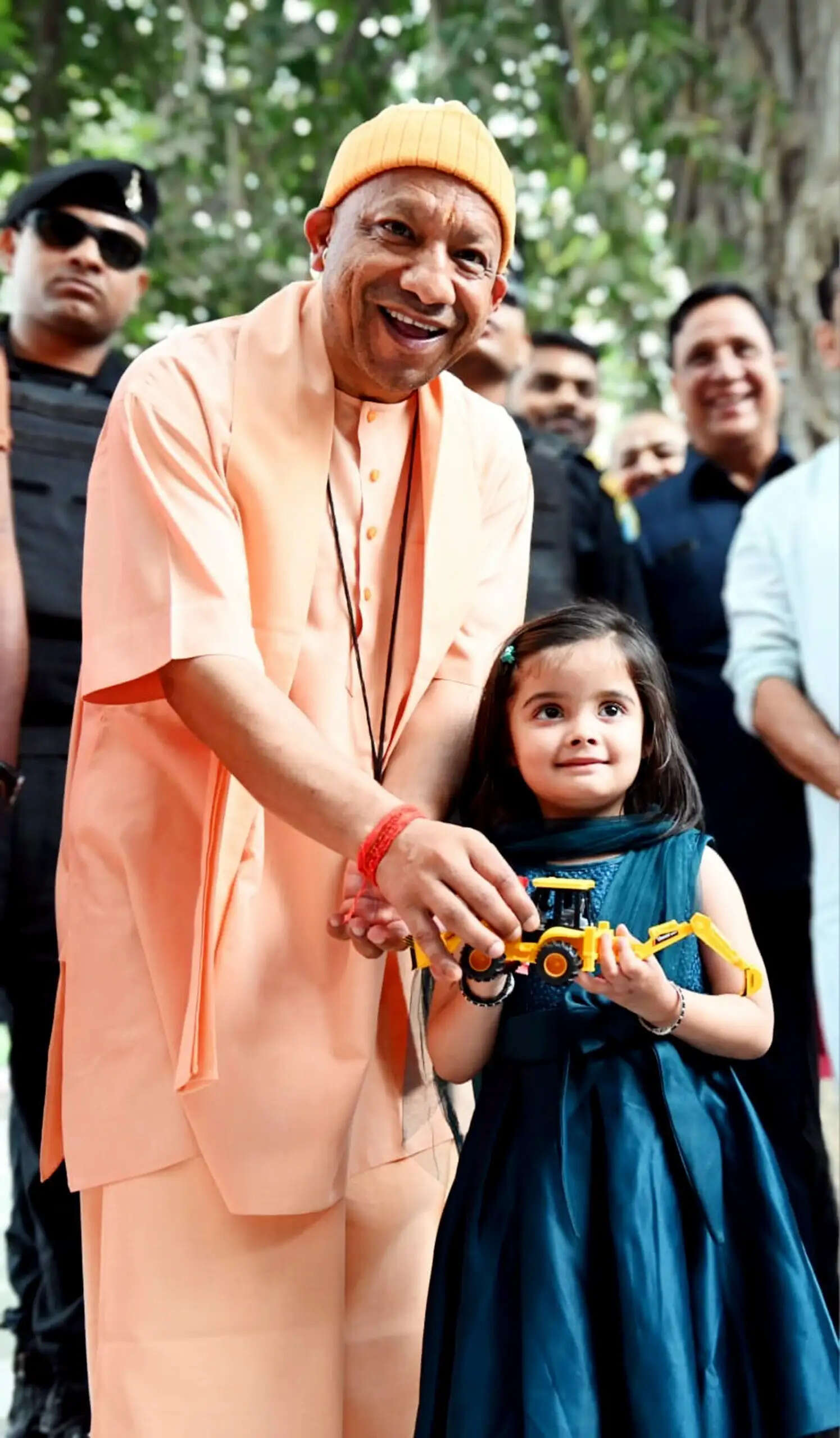 कन्या पूजन के बाद गोरखपुर में मुख्यमंत्री योगी को मिला अनोखा उपहार, देने वाली नन्हीं बच्ची ने जीता दिल