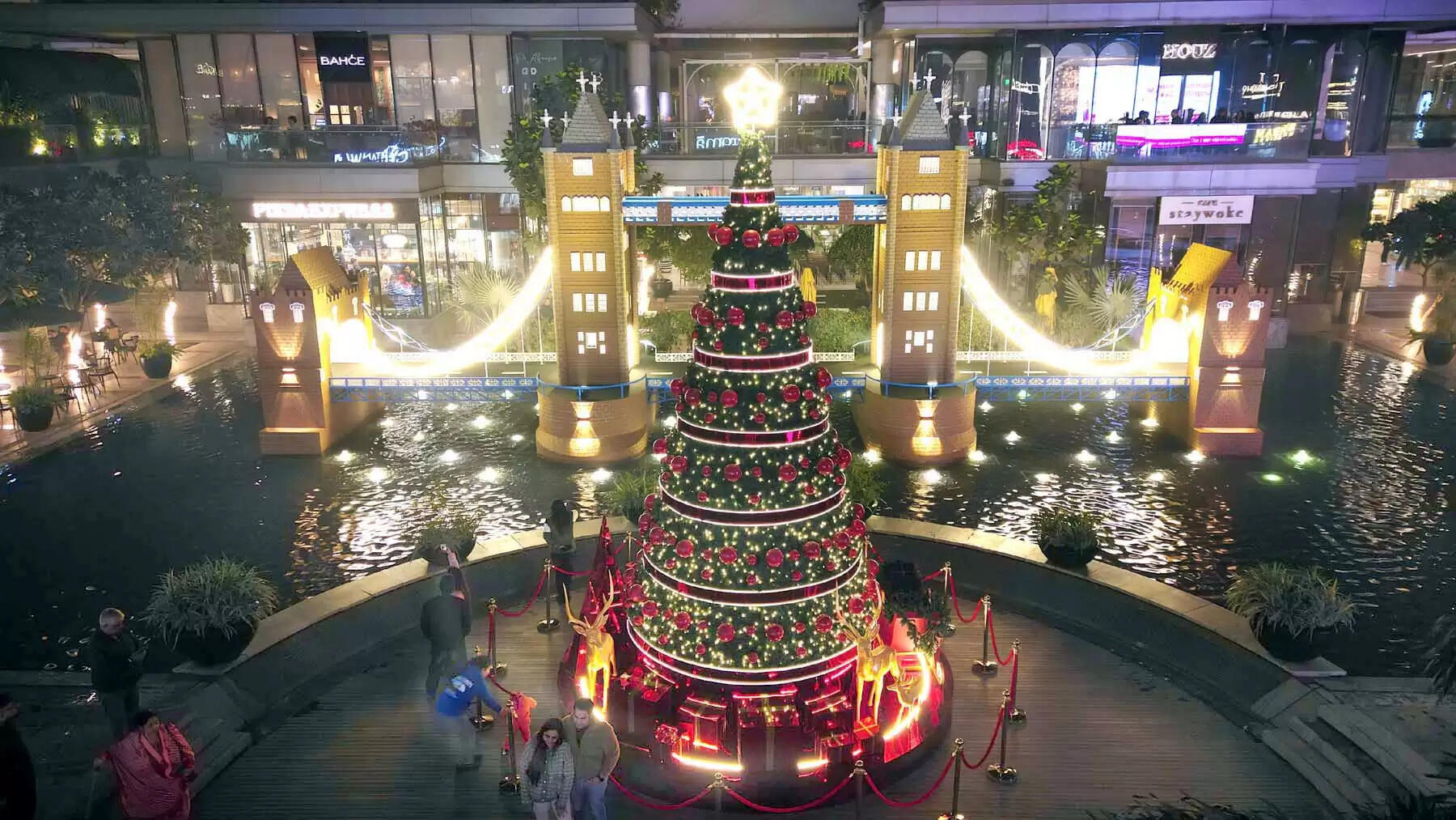 गुरुग्राम के वर्ल्डमार्क में क्रिसमस पर दिखा लंदन जैसा नजारा