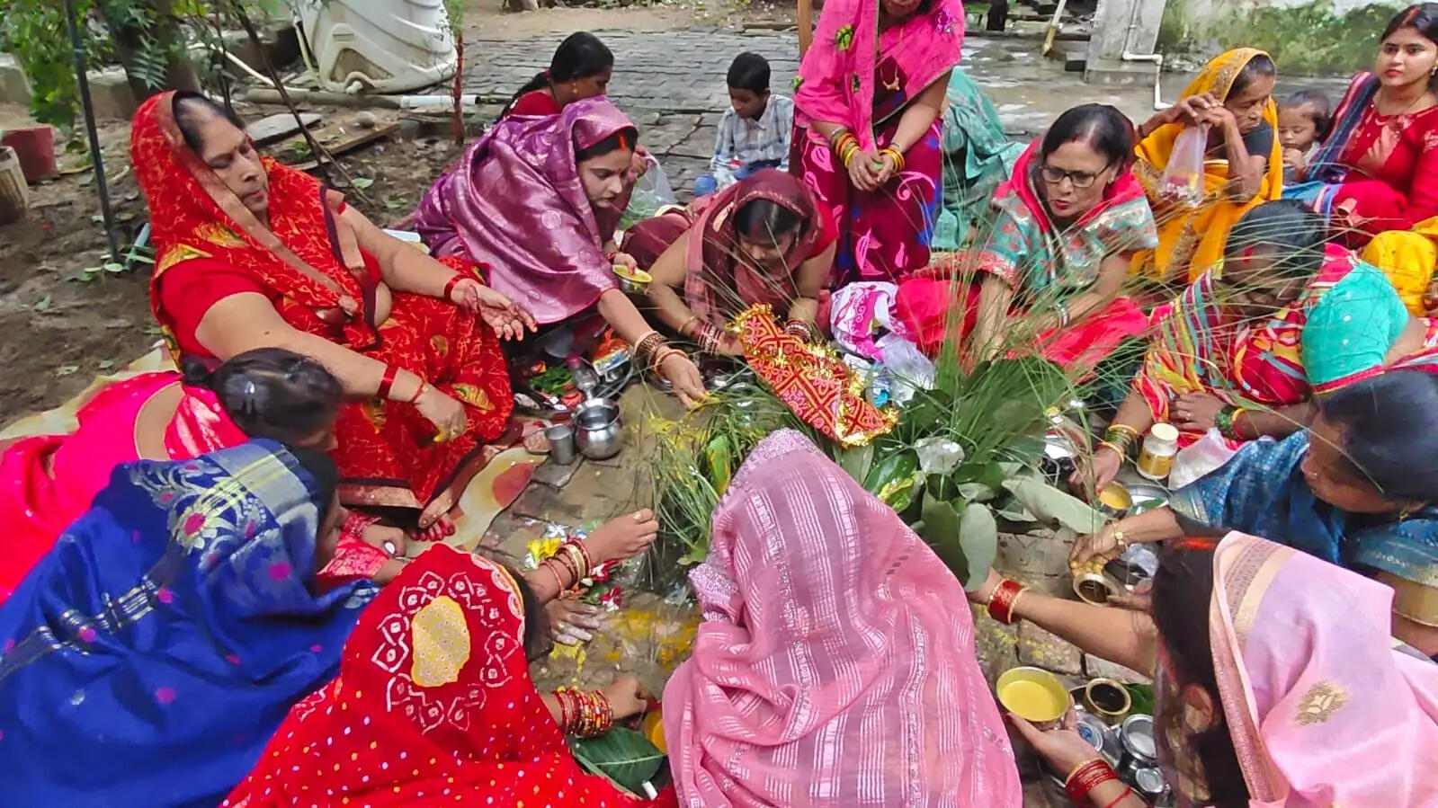 जौनपुर में ललही छठ पर माताओं ने की संतान की लंबी उम्र की कामना
