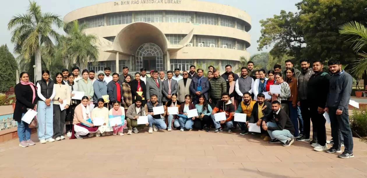 हिसार : किसी भी संस्थान का दिल होते हैं पुस्तकालय : डॉ. विजय कुमार