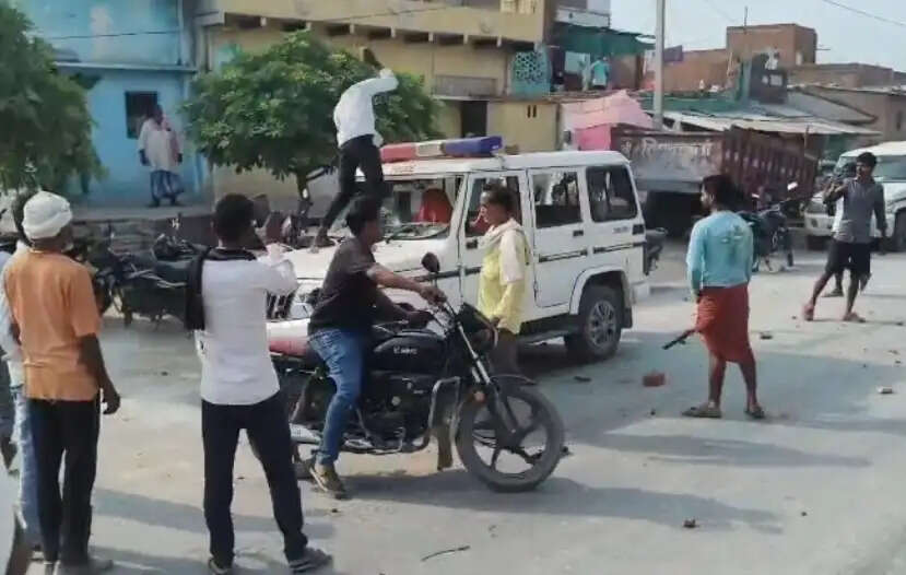 मीरजापुर : तीन मौतों के बाद कुदारन में बवाल, जाम के दौरान पुलिस-ग्रामीण आमने-सामने